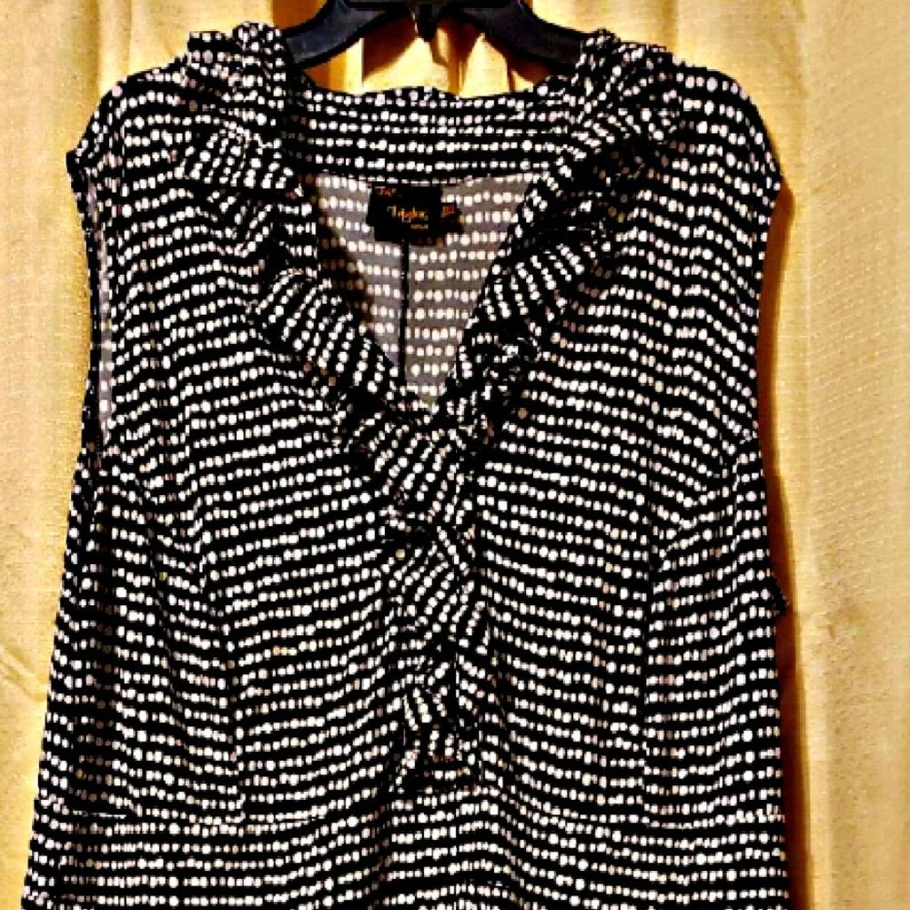 Just "TAYLOR" (Swift) SZ22 - B&W - Polka Dot Print